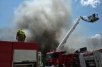 Επείγουσες ενέργειες από την Περιφέρεια για τους καπνούς της πυρκαγιάς στο εργοστάσιο στην Αυλίδα