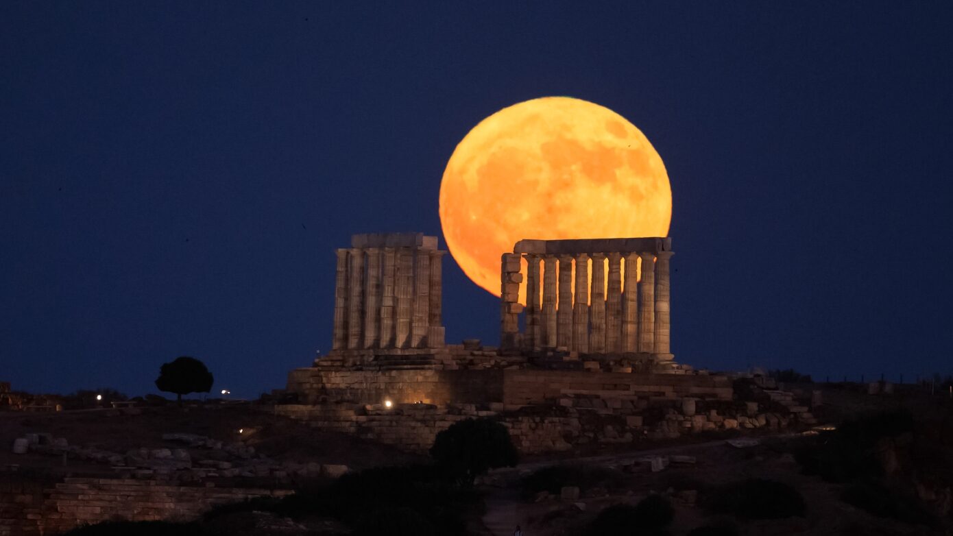 Η «Πανσέληνος του Ελαφιού» λάμπει στον καλοκαιρινό ουρανό – Εκθαμβωτικές εικόνες