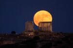 Η «Πανσέληνος του Ελαφιού» λάμπει στον καλοκαιρινό ουρανό – Εκθαμβωτικές εικόνες