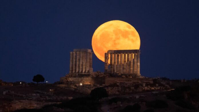 Η «Πανσέληνος του Ελαφιού» λάμπει στον καλοκαιρινό ουρανό – Εκθαμβωτικές εικόνες