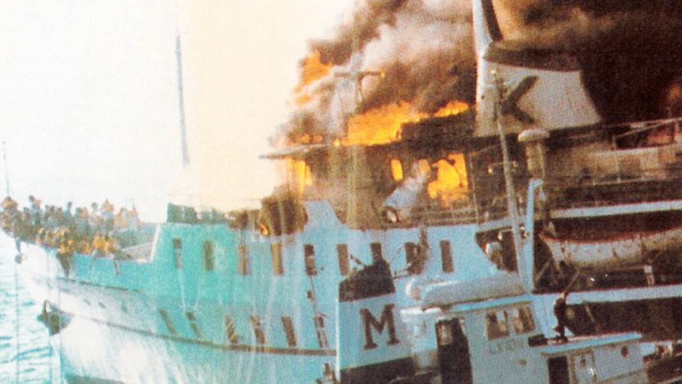 Σαν σήμερα 11 Ιουλίου: Ο Σαρωνικός βυθίζεται στον πανικό – Το τρομοκρατικό πλήγμα στο «City of Poros»
