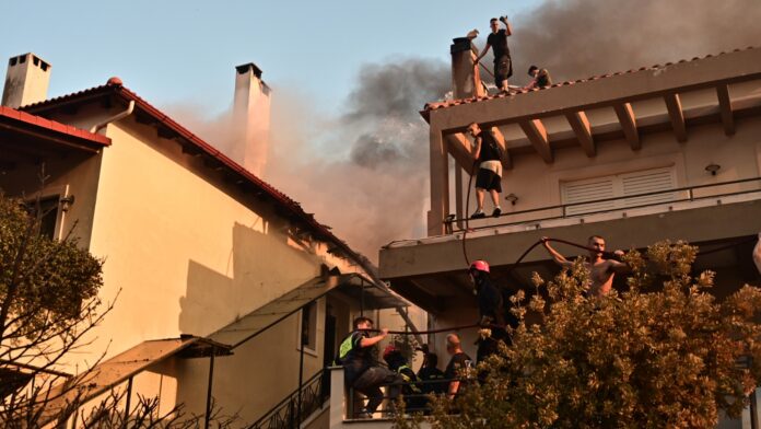 Συγκλονιστικές εικόνες από τη μάχη με τις φλόγες σε Κρυονέρι και Δροσοπηγή – Καταστράφηκαν σπίτια και οχήματα