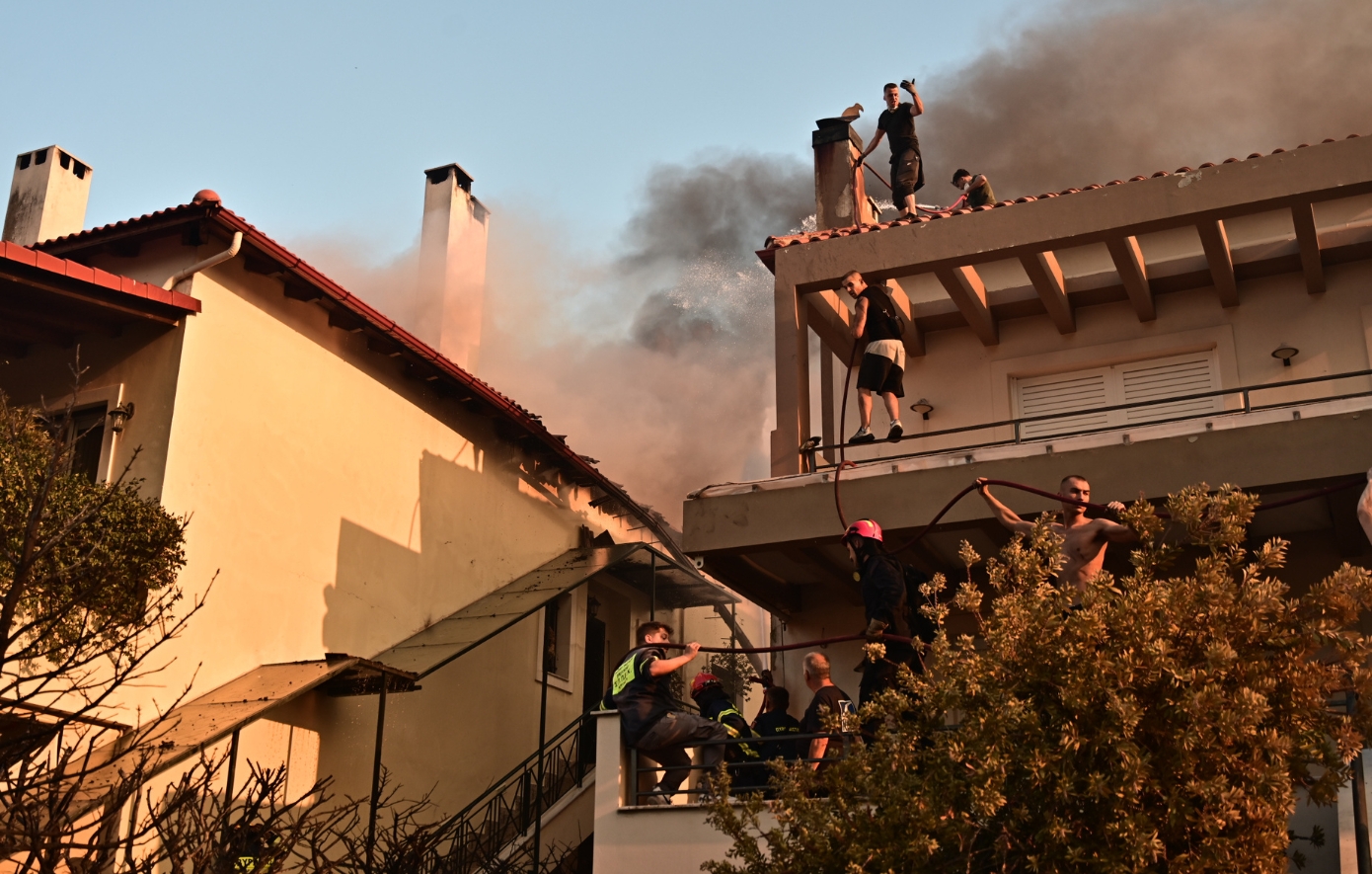 Συγκλονιστικές εικόνες από τη μάχη με τις φλόγες σε Κρυονέρι και Δροσοπηγή – Καταστράφηκαν σπίτια και οχήματα