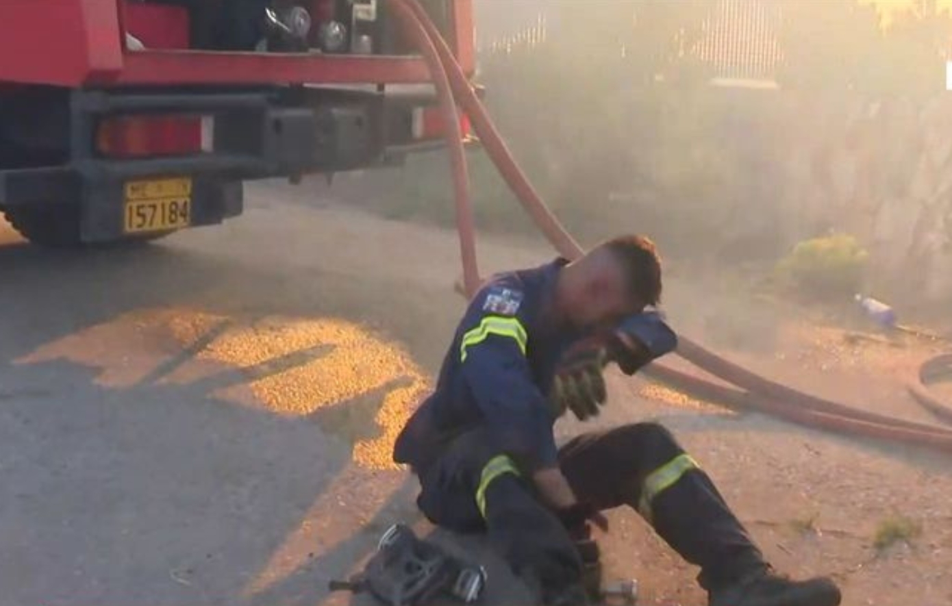 Εθελοντής πυροσβέστης λιποθυμά κατά τη διάρκεια επιχείρησης στη φωτιά στο Κρυονέρι – Δείτε βίντεο