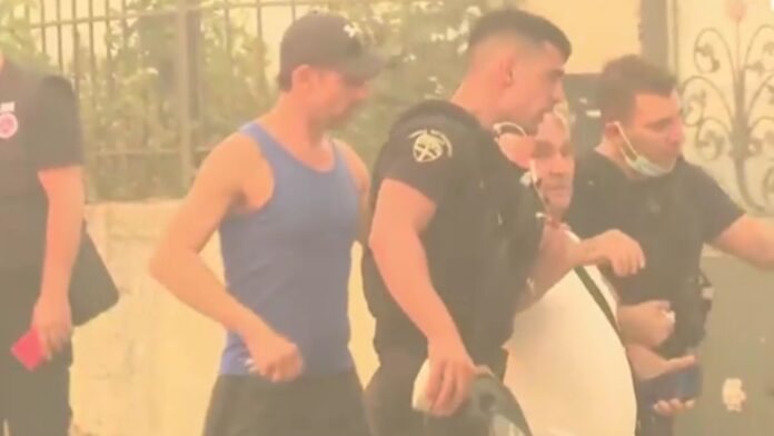 Η αστυνομία απομάκρυνε κάτοικο που επέμενε να μείνει στο σπίτι του στο Κρυονέρι – Δείτε το βίντεο