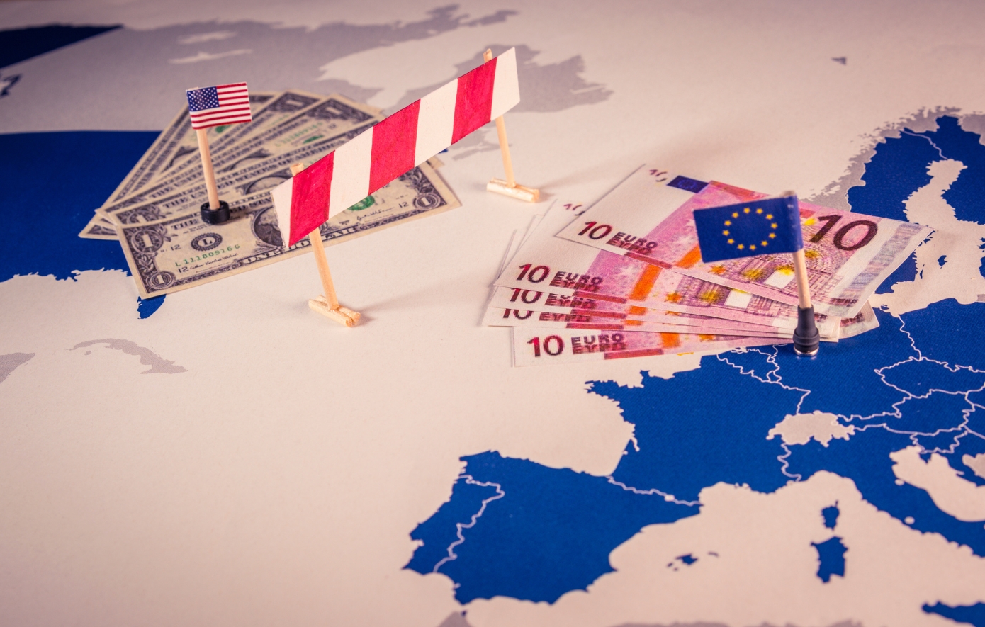 Politico: Ασύμμετρο το εμπορικό «ντιλ» Τραμπ – φον ντερ Λάιεν: Ποιοι ωφελούνται και ποιοι «χάνουν»