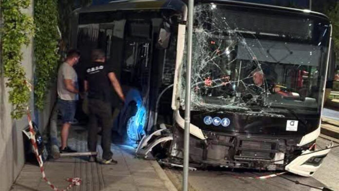 «Ανεξέλεγκτο» λεωφορείο για 150 μέτρα στη Λεωφόρο Βουλιαγμένης – Καβάλησε το πεζοδρόμιο, ξήλωσε κολόνες φωτισμού και σήματα