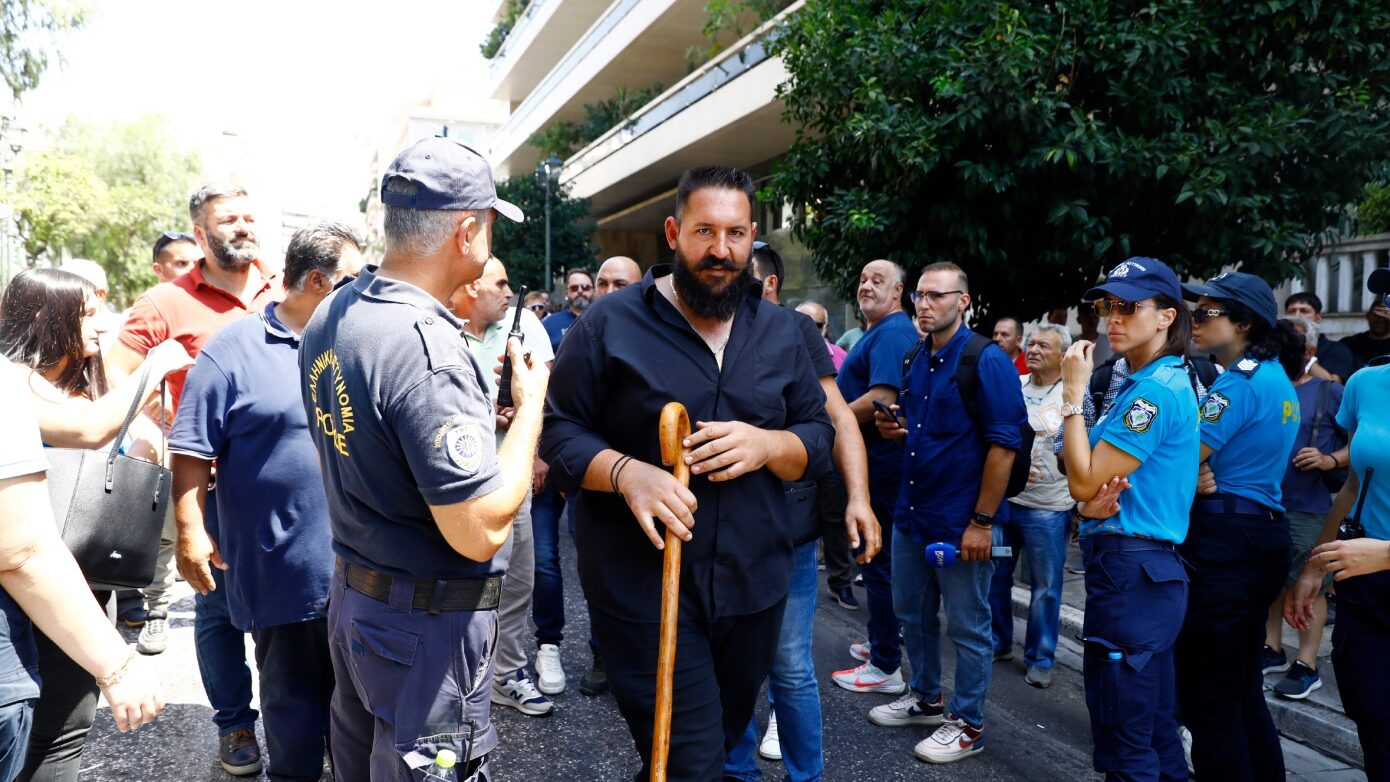 Κινητοποίηση κτηνοτρόφων στο Μαξίμου – Απαίτησαν συνάντηση με τον πρωθυπουργό