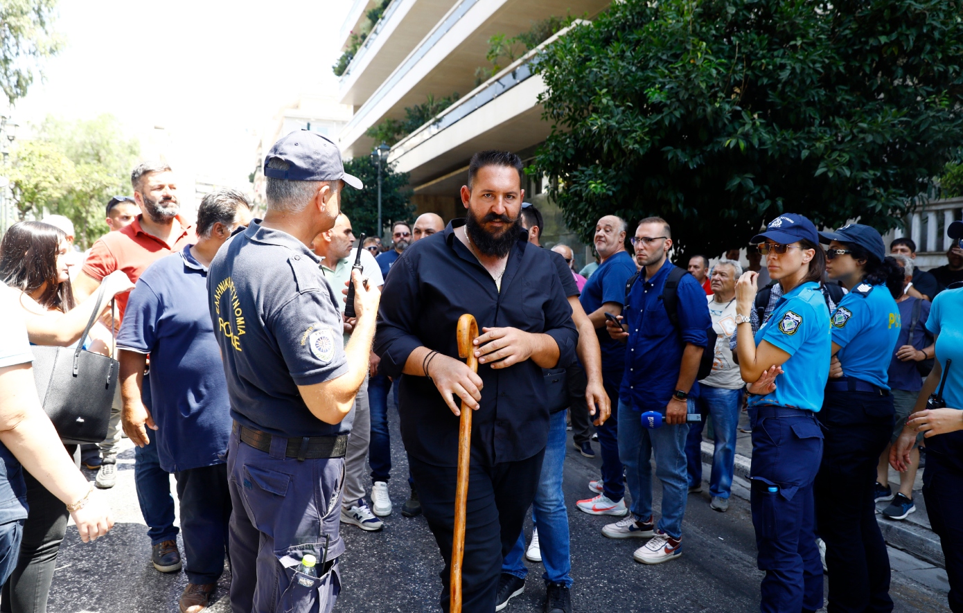 Κινητοποίηση κτηνοτρόφων στο Μαξίμου – Απαίτησαν συνάντηση με τον πρωθυπουργό