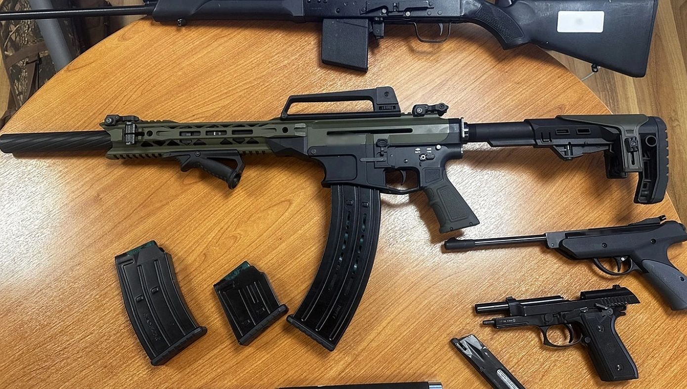 Επιχείρηση της ΕΛΑΣ στη Δυτική Αττική – Τρεις συλλήψεις για ναρκωτικά και όπλα