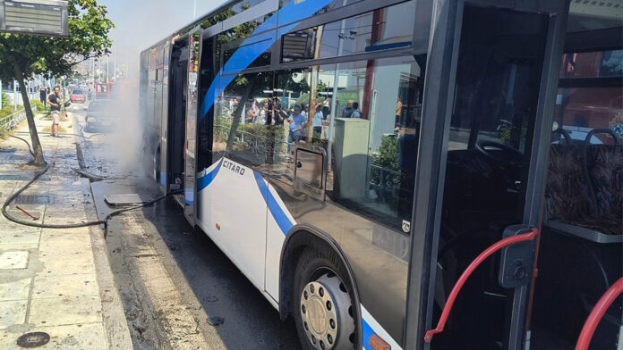 Φωτιά κατέστρεψε αστικό λεωφορείο στον Βόλο – Επιχειρούν πυροσβεστικές δυνάμεις