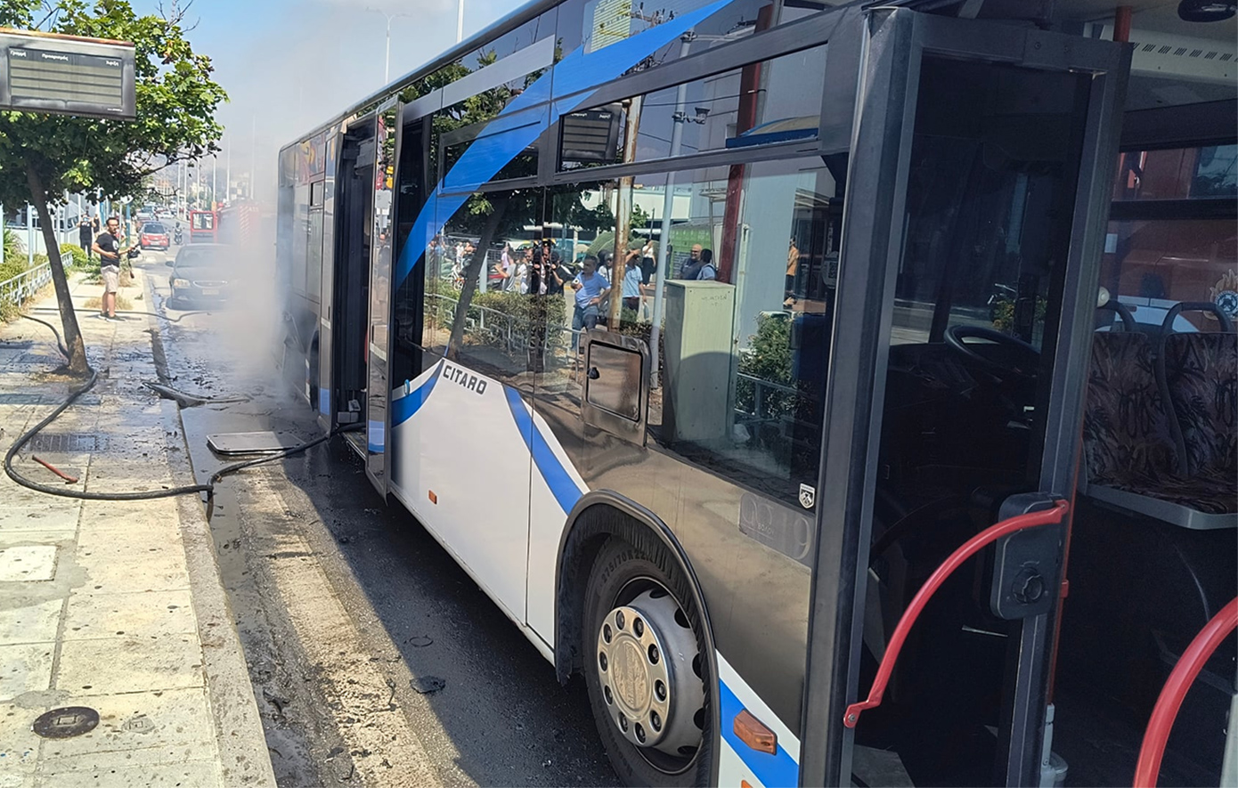 Φωτιά κατέστρεψε αστικό λεωφορείο στον Βόλο – Επιχειρούν πυροσβεστικές δυνάμεις