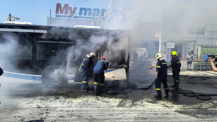 Σφοδρή σύγκρουση λεωφορείων στη Βούλα με 47 τραυματίες: «Πιστεύω ότι της έφυγε το πόδι και δεν πρόλαβε να φρενάρει»