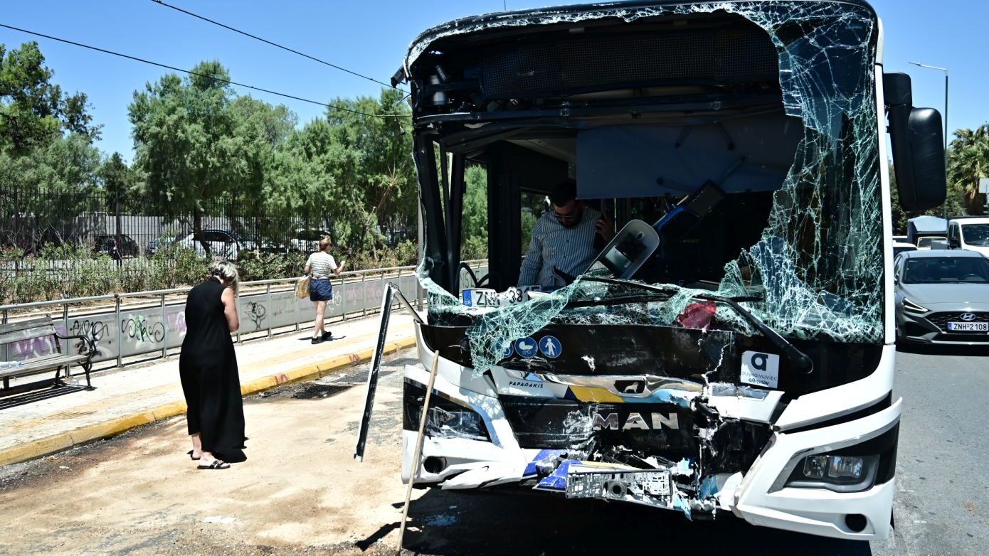 Σοβαρό τροχαίο στη Βούλα με 47 τραυματίες: Στο χειρουργείο η 47χρονη πολυτραυματίας – Αδιαθεσία φέρεται να ένιωσε η οδηγός του ενός λεωφορείου