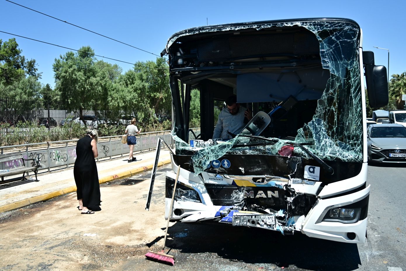 Σοβαρό τροχαίο στη Βούλα με 47 τραυματίες: Στο χειρουργείο η 47χρονη πολυτραυματίας – Αδιαθεσία φέρεται να ένιωσε η οδηγός του ενός λεωφορείου