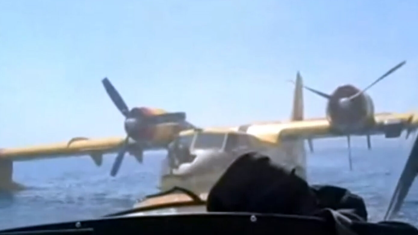 Βίντεο από τη διάσωση του Canadair που πραγματοποίησε αναγκαστική προσθαλάσσωση στον Κορινθιακό
