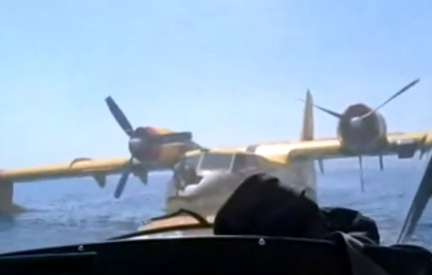 Βίντεο από τη διάσωση του Canadair που πραγματοποίησε αναγκαστική προσθαλάσσωση στον Κορινθιακό