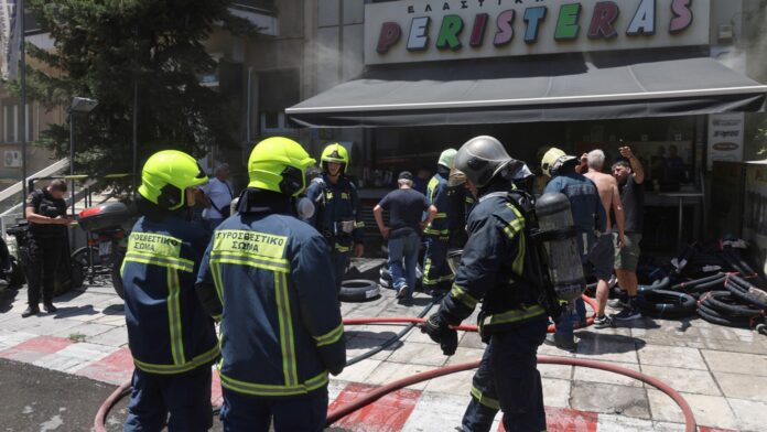 Σβήστηκε η πυρκαγιά στο μαγαζί ελαστικών της οδού Μιχαλακοπούλου