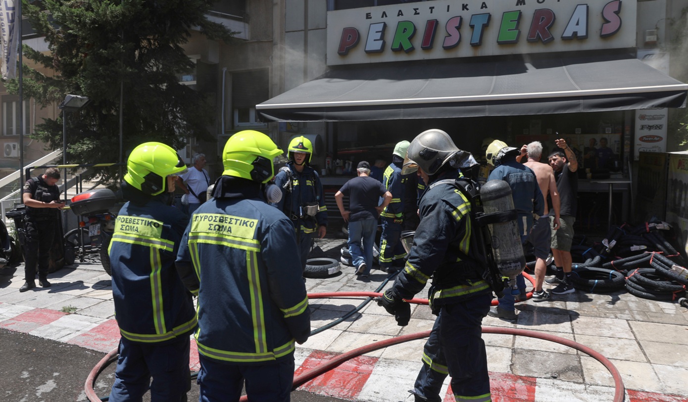 Σβήστηκε η πυρκαγιά στο μαγαζί ελαστικών της οδού Μιχαλακοπούλου