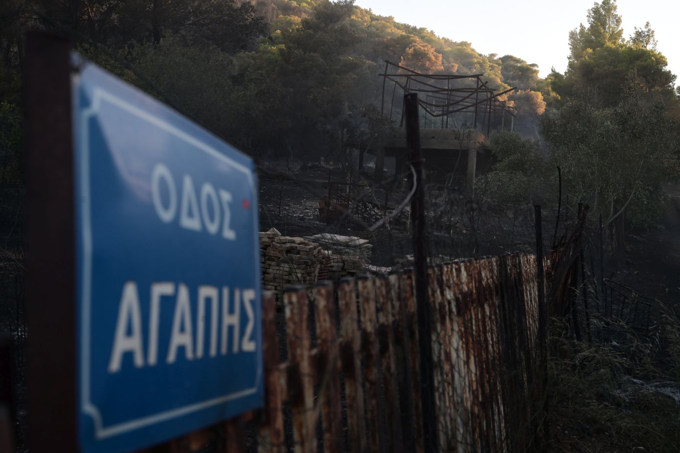 Η επόμενη ημέρα μετά την καταστροφική φωτιά: Κάηκαν σπίτια σε Πικέρμι, Ραφήνα, Σπάτα