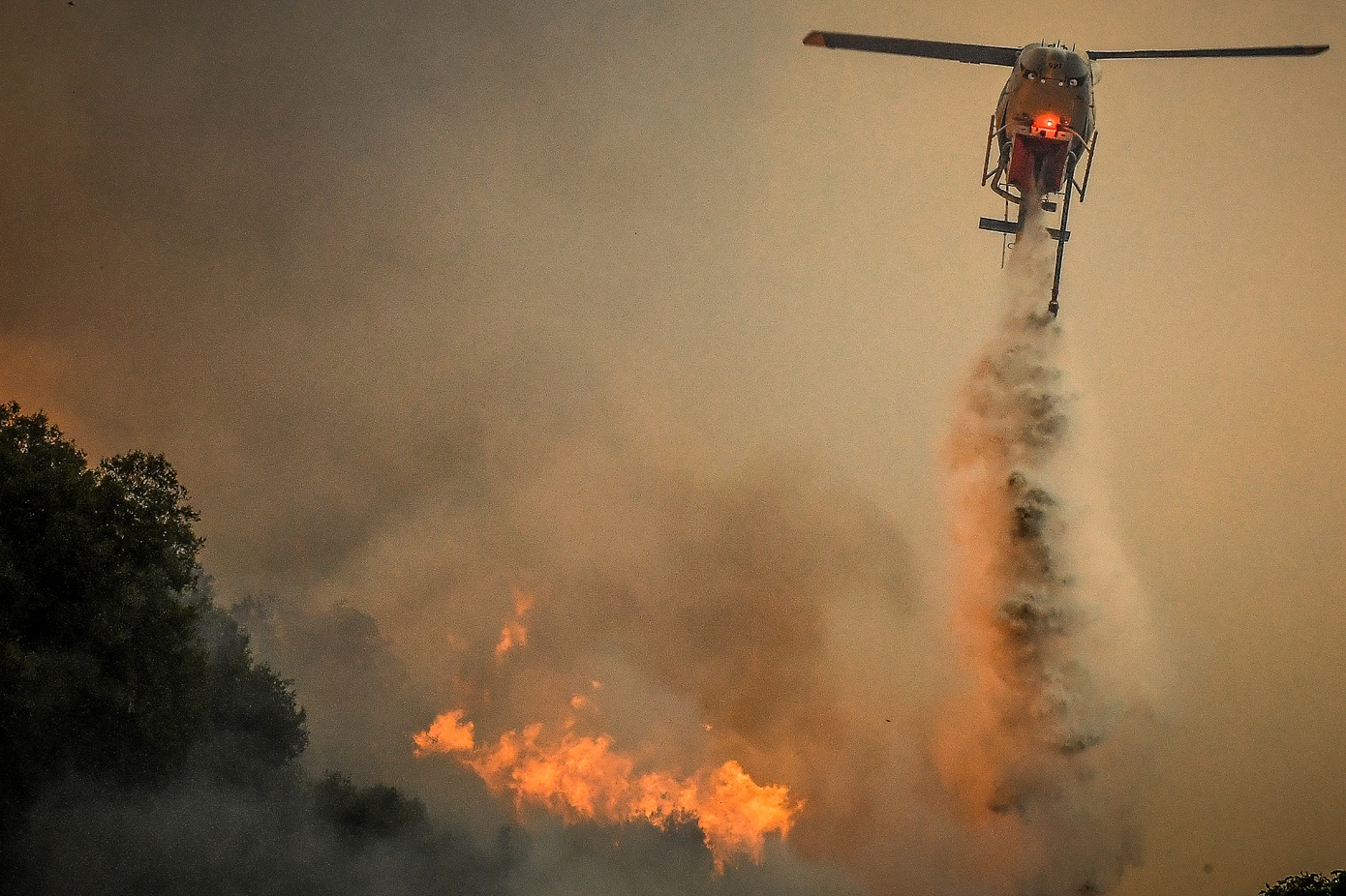 Σφοδρή πυρκαγιά μαίνεται στο Φενεό Κορινθίας – Ολονύχτια μάχη με τις φλόγες