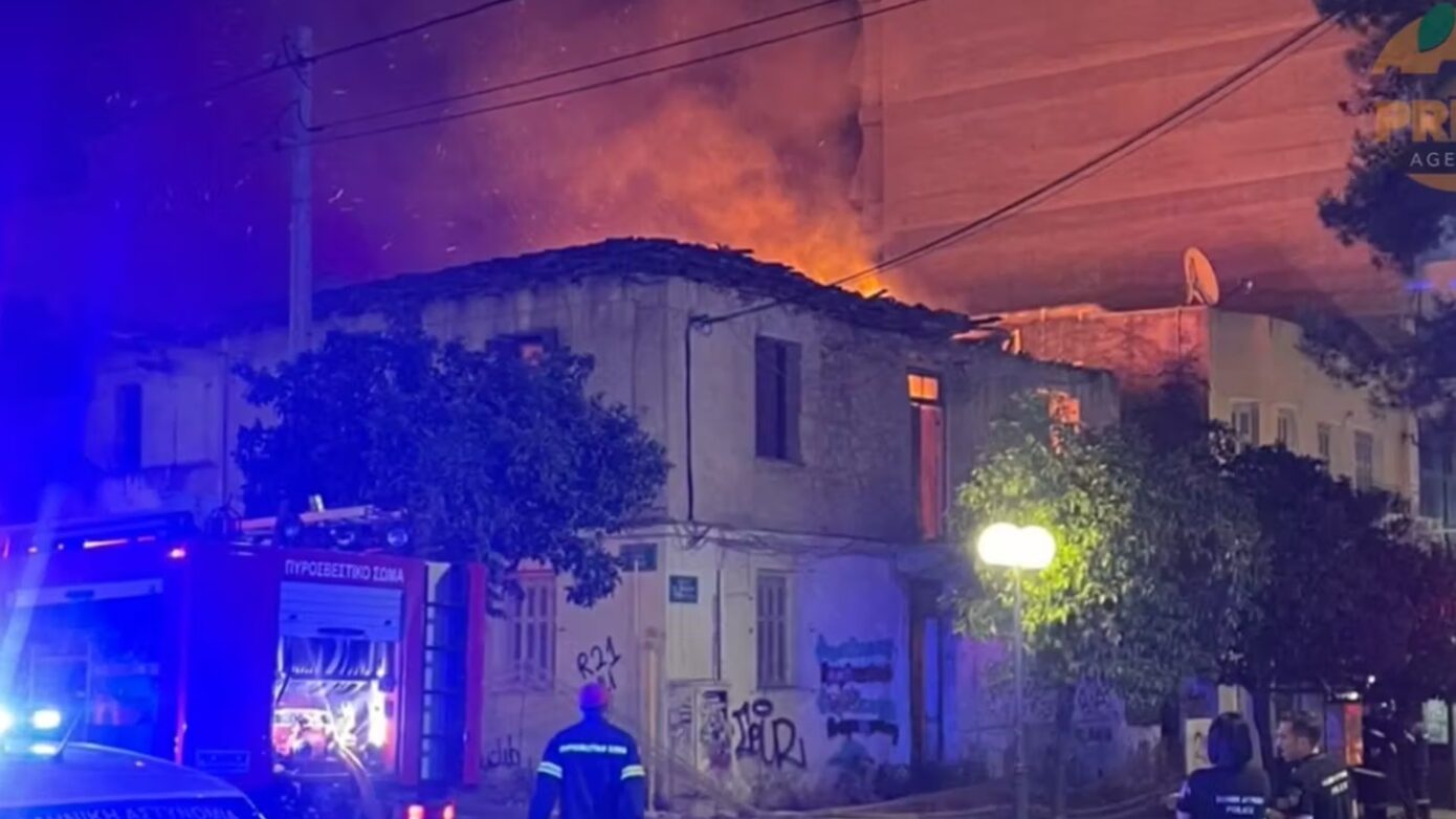 Πυρκαγιά σε παλιό κτίριο στη Νέα Ιωνία – Κατέρρευσε μέρος της οροφής