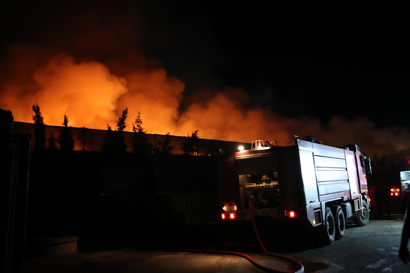 Θεσσαλονίκη: Αδιάκοπη μάχη με τις φλόγες στη Βιομηχανική Ζώνη Σίνδου