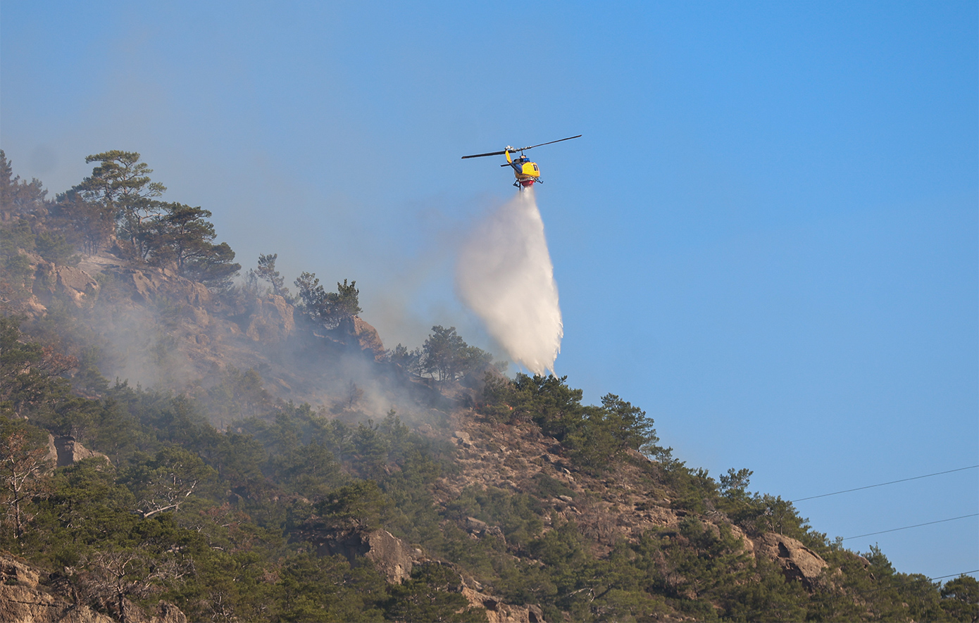 Φωτιά τώρα στην Ιεράπετρα από αναζωπυρώσεις: Επείγον μήνυμα 112 στους κατοίκους