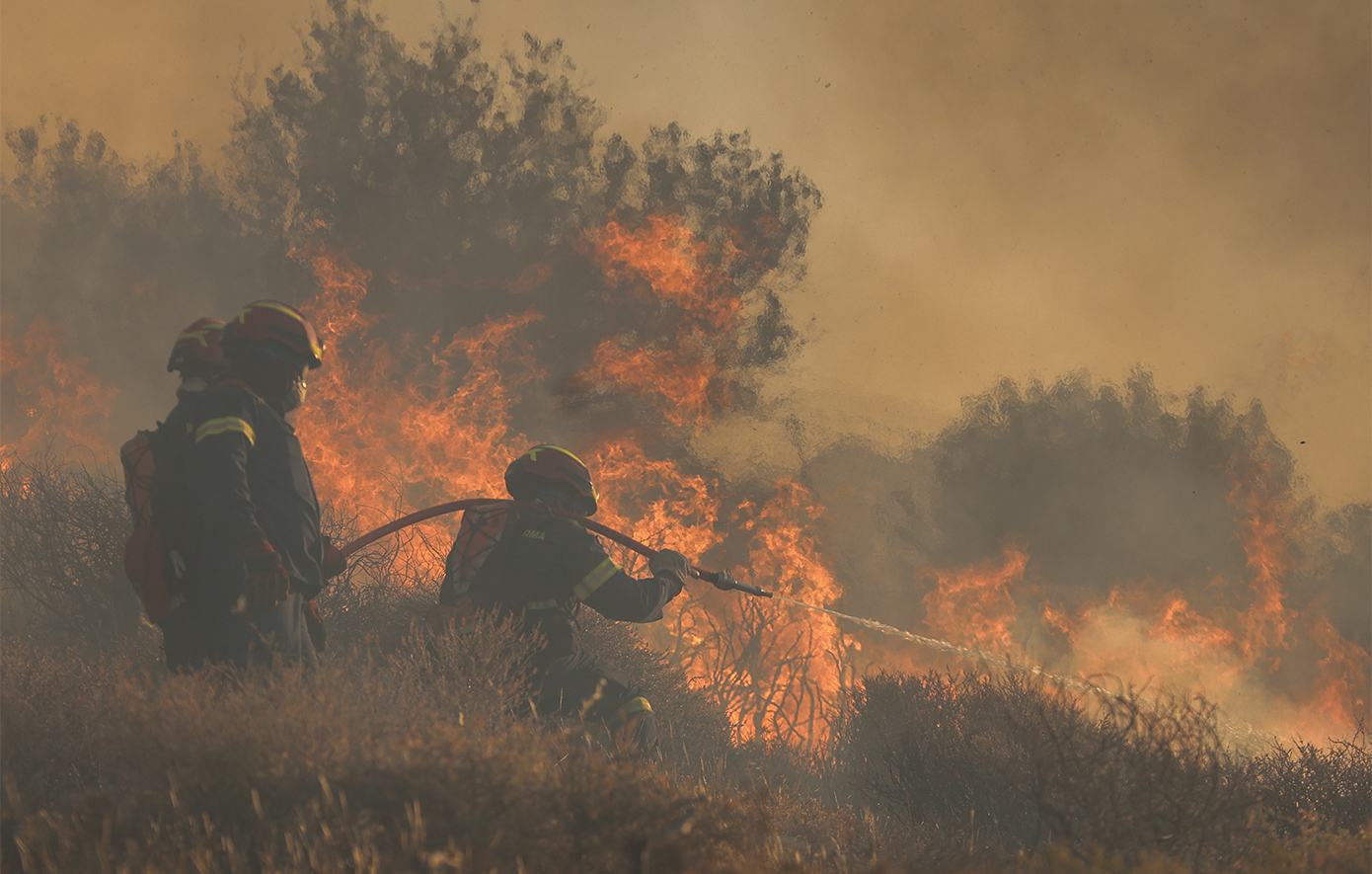 Πυρκαγιά στα Οινόφυτα – Εξι εναέρια μέσα στη μάχη