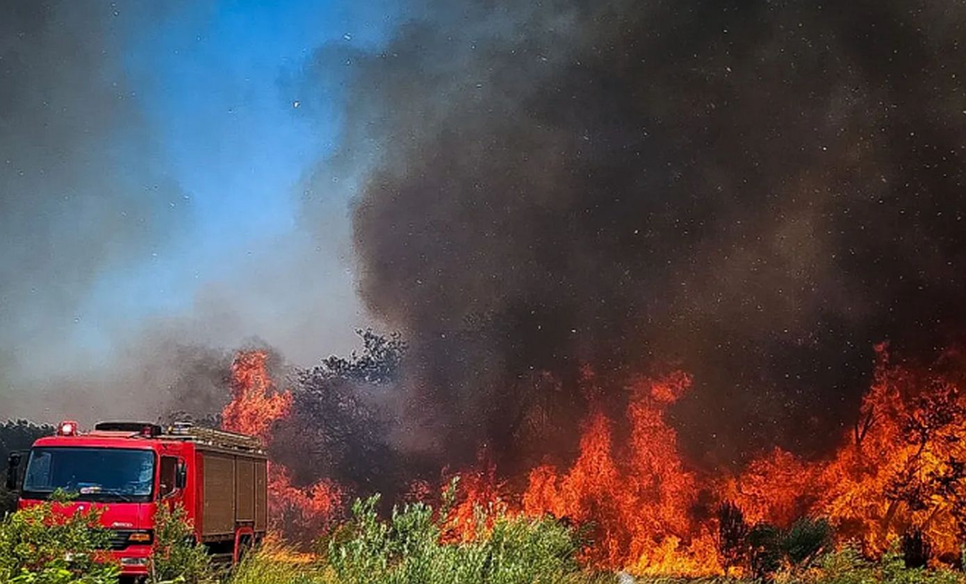 Η πυρκαγιά στο Αλιβέρι απειλεί κατοικίες – Εκκενώνονται Κάμπος και Ποντικού, επιχειρούν 2 αεροσκάφη και δύο ελικόπτερα