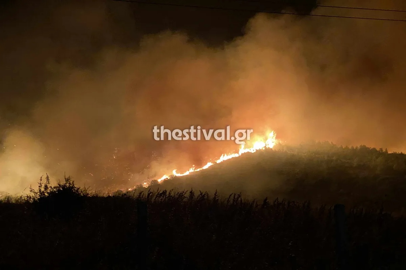 Θεσσαλονίκη: Νυχτερινή πάλη με τις φωτιές στην Άσηρο – Κατεπείγον σήμα από το 112