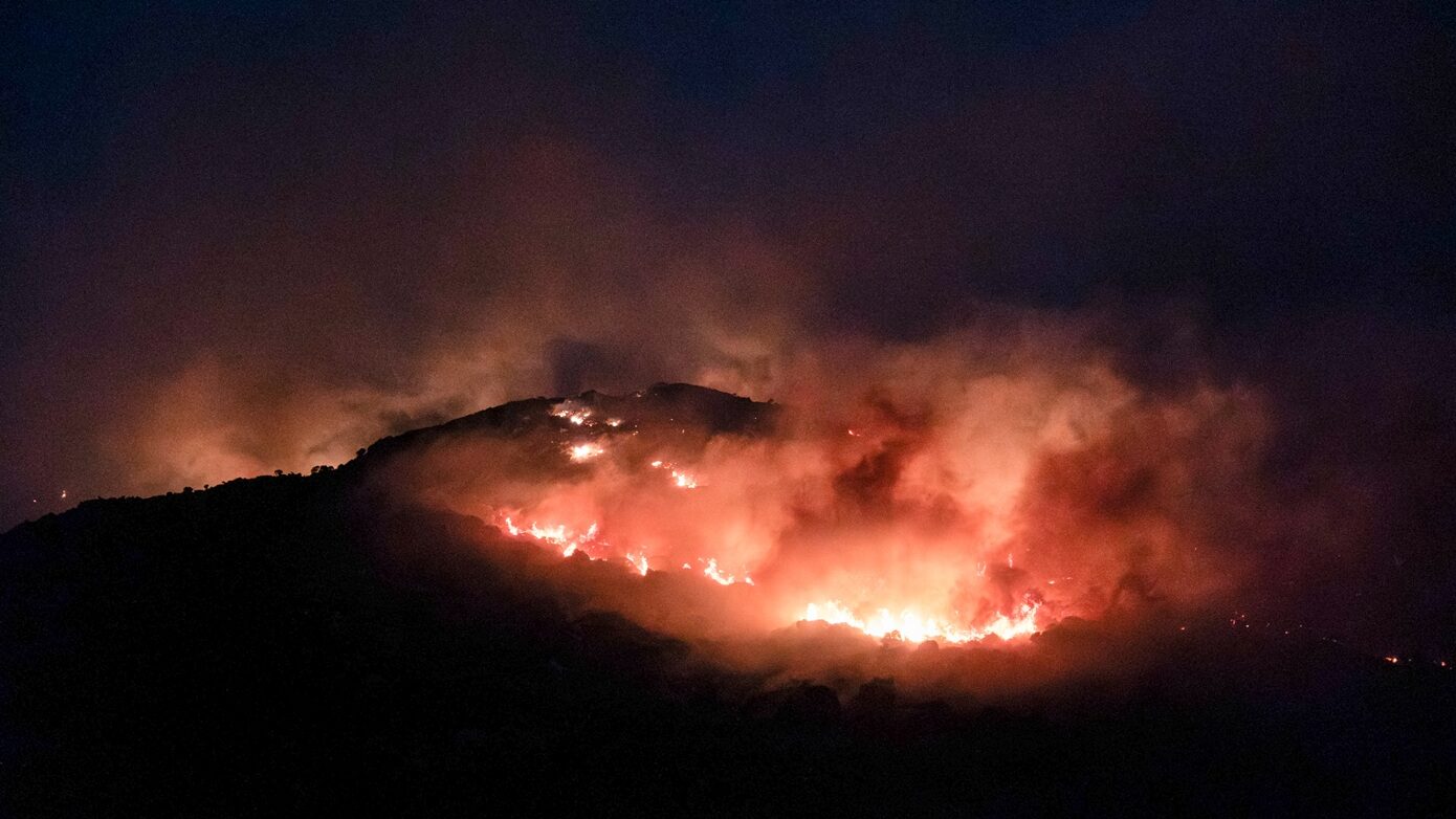 Νύχτα ανησυχίας σε Εύβοια, Κύθηρα, Μεσσηνία και Κρήτη – Χωρίς ενεργό μέτωπο η πυρκαγιά στη Δροσοπηγή