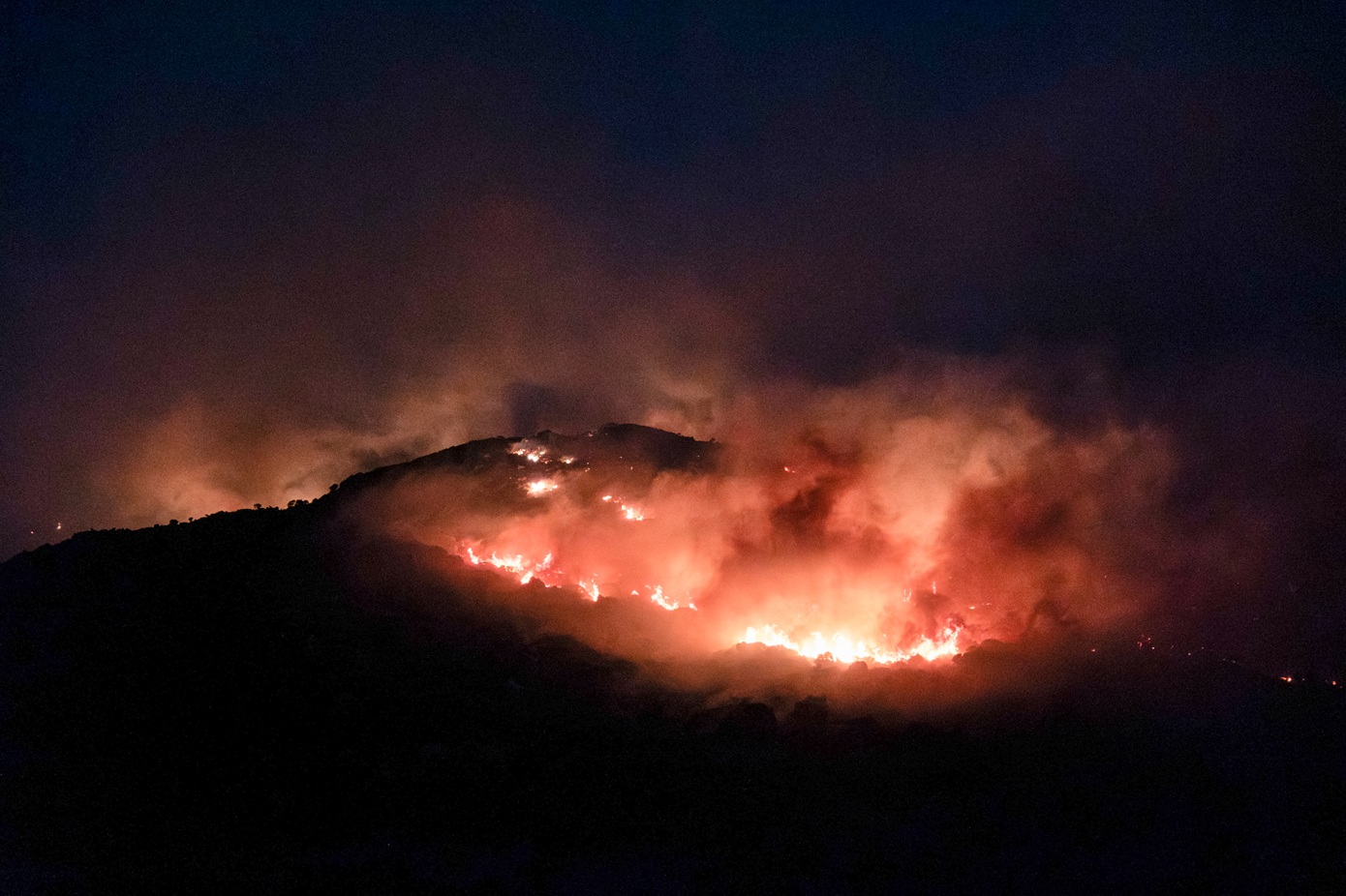 Νύχτα ανησυχίας σε Εύβοια, Κύθηρα, Μεσσηνία και Κρήτη – Χωρίς ενεργό μέτωπο η πυρκαγιά στη Δροσοπηγή