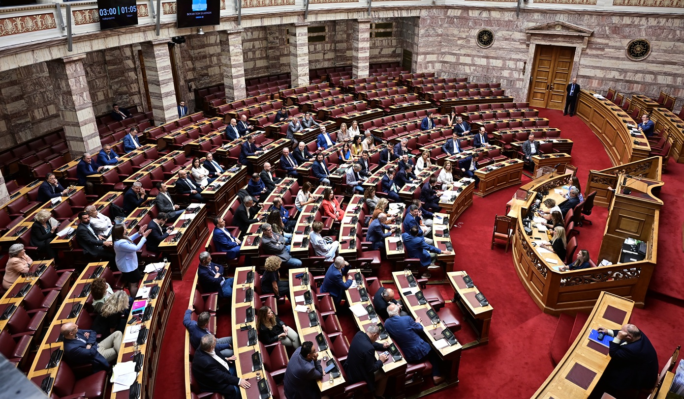 Κυβερνητικές πηγές: Πώς το Σύνταγμα ορίζει την απαρτία και πλειοψηφία στη Βουλή – Η απάντηση στην αντιπολίτευση