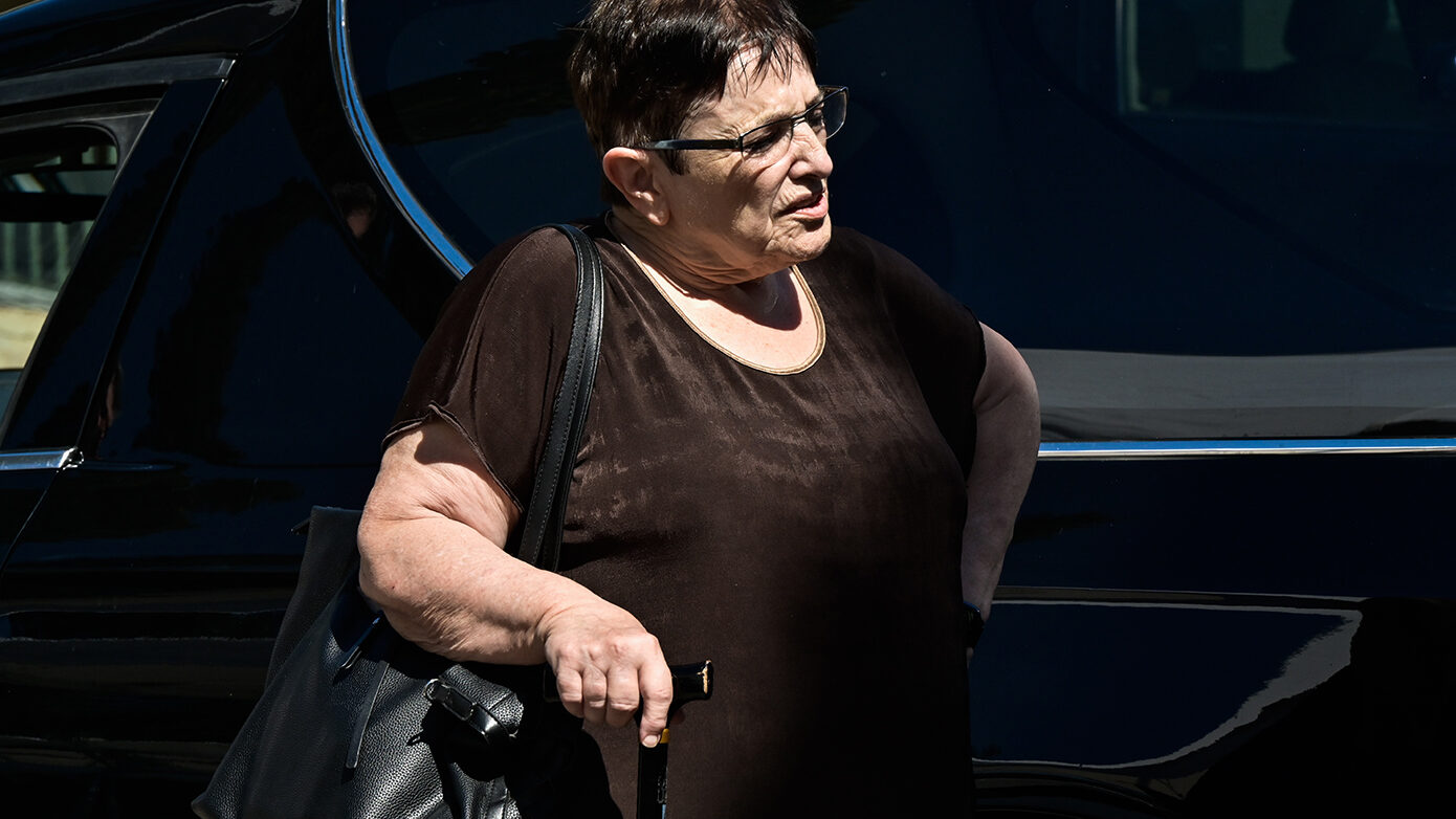 Η Αλέκα Παπαρήγα αποδίδει φόρο τιμής στον ηθοποιό Θανάση Νάκο στην κηδεία του
