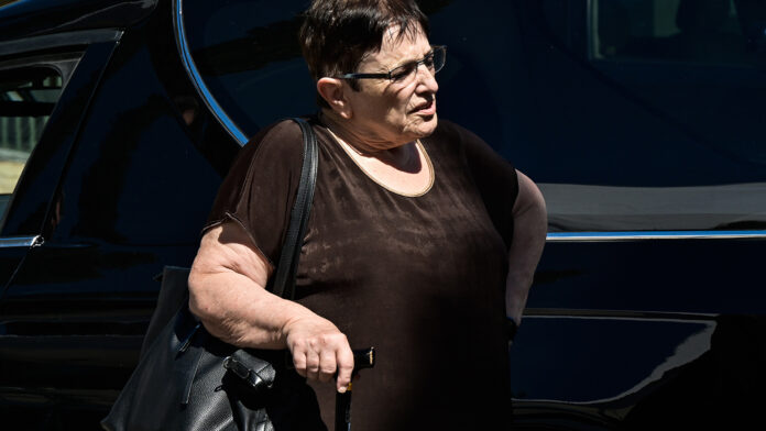 Η Αλέκα Παπαρήγα αποδίδει φόρο τιμής στον ηθοποιό Θανάση Νάκο στην κηδεία του