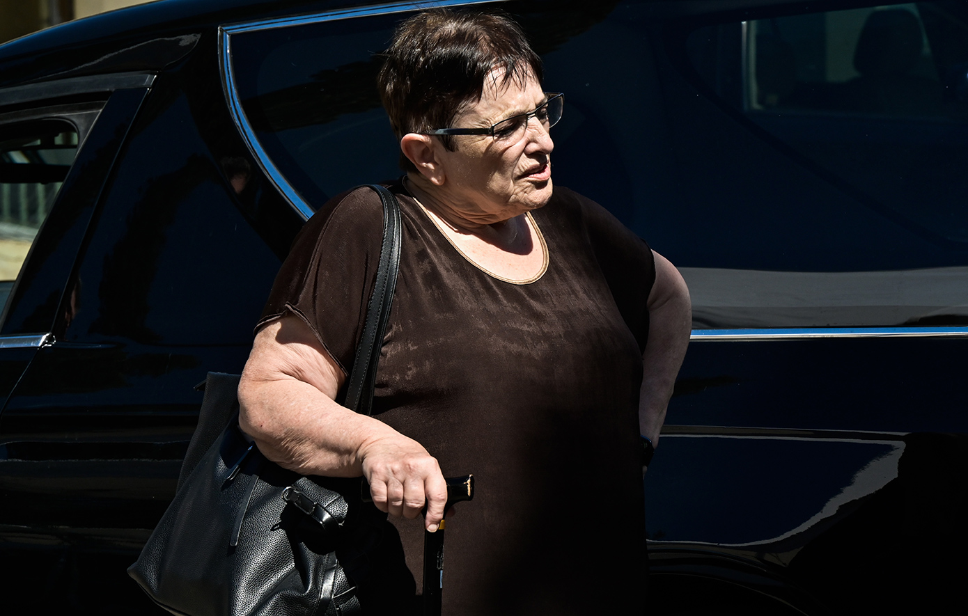 Η Αλέκα Παπαρήγα αποδίδει φόρο τιμής στον ηθοποιό Θανάση Νάκο στην κηδεία του