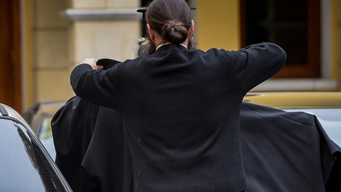 Βάναυσος ξυλοδαρμός ιερέα που επενέβη να χωρίσει δύο άντρες που τσακώνονταν σε πανηγύρι στην Κορινθία