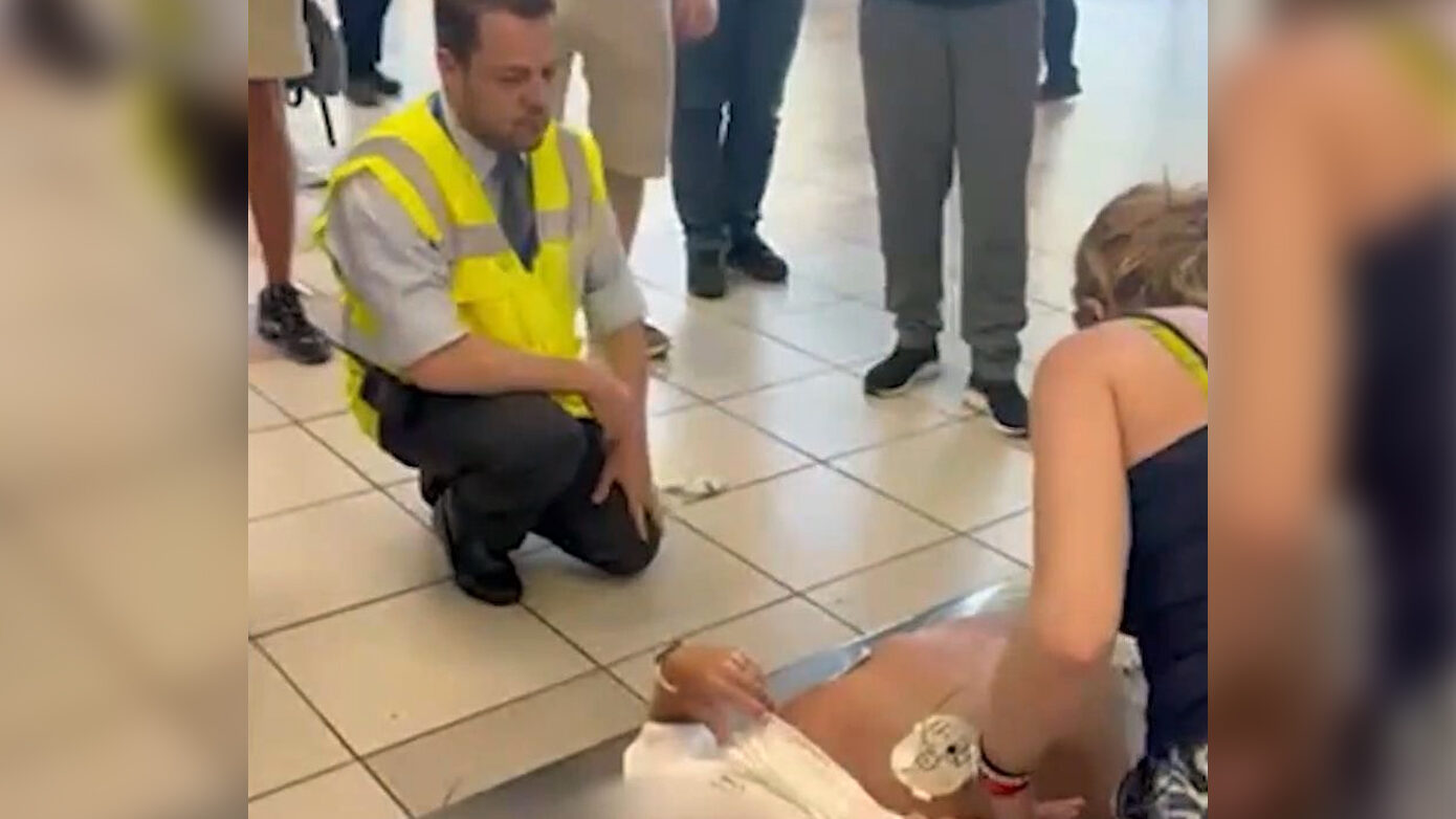 Συγκλονιστικό βίντεο: Άνδρας έπαθε ανακοπή στο αεροδρόμιο της Ρόδου και τον έσωσε μία παιδίατρος