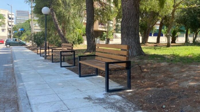 Καινούργια παγκάκια στο Ηλιακό Χωριό του Δήμου Λυκόβρυσης-Πεύκης