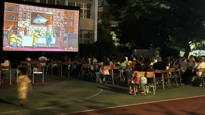 Πλήθος κόσμου στις δωρεάν προβολές θερινού σινεμά στο 1ο Λύκειο Πεύκης