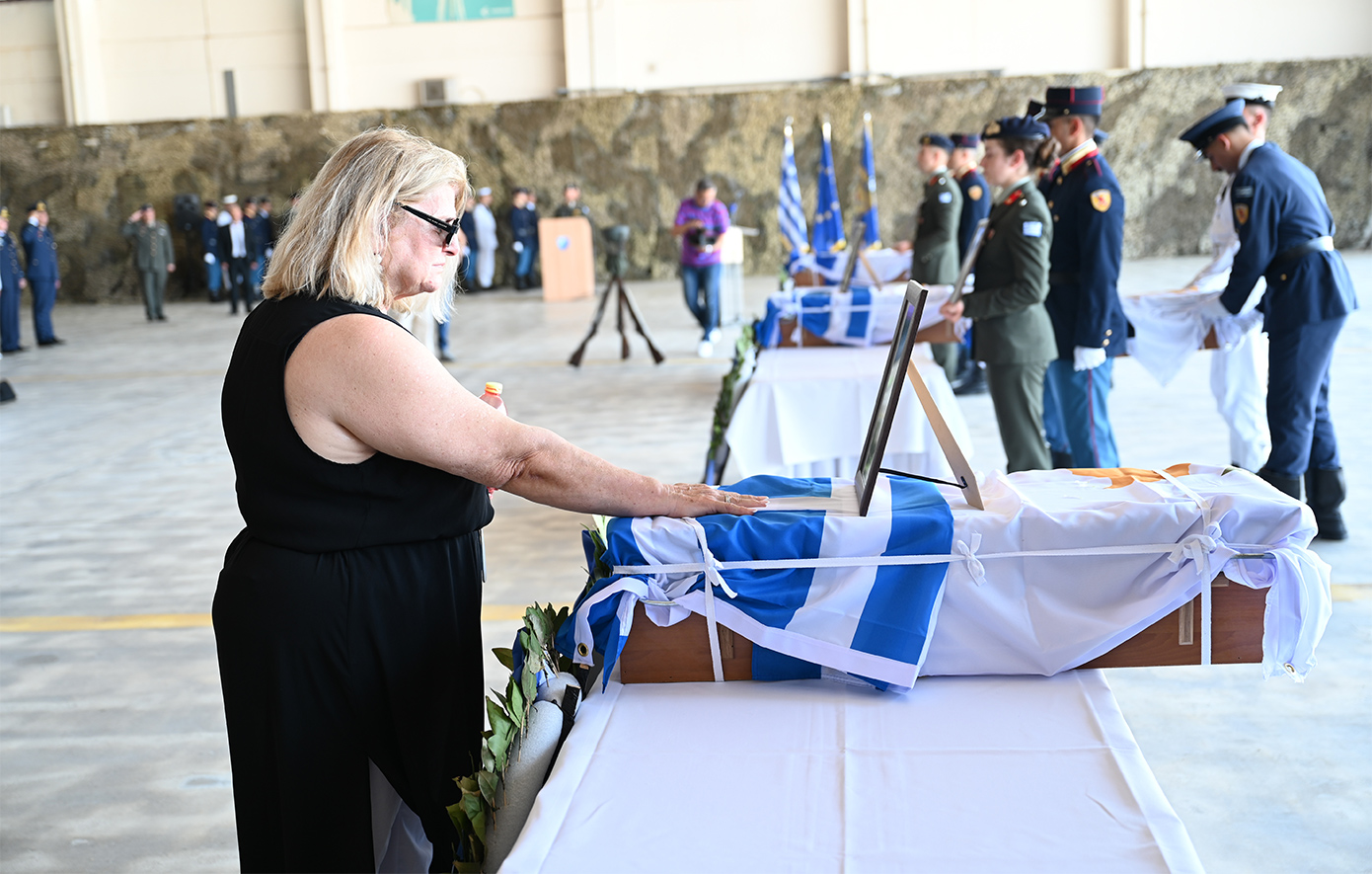Συγκλονισμός στον επαναπατρισμό των λειψάνων έξι στρατιωτών από την Ελλάδα που θυσιάστηκαν κατά την τουρκική εισβολή στην Κύπρο