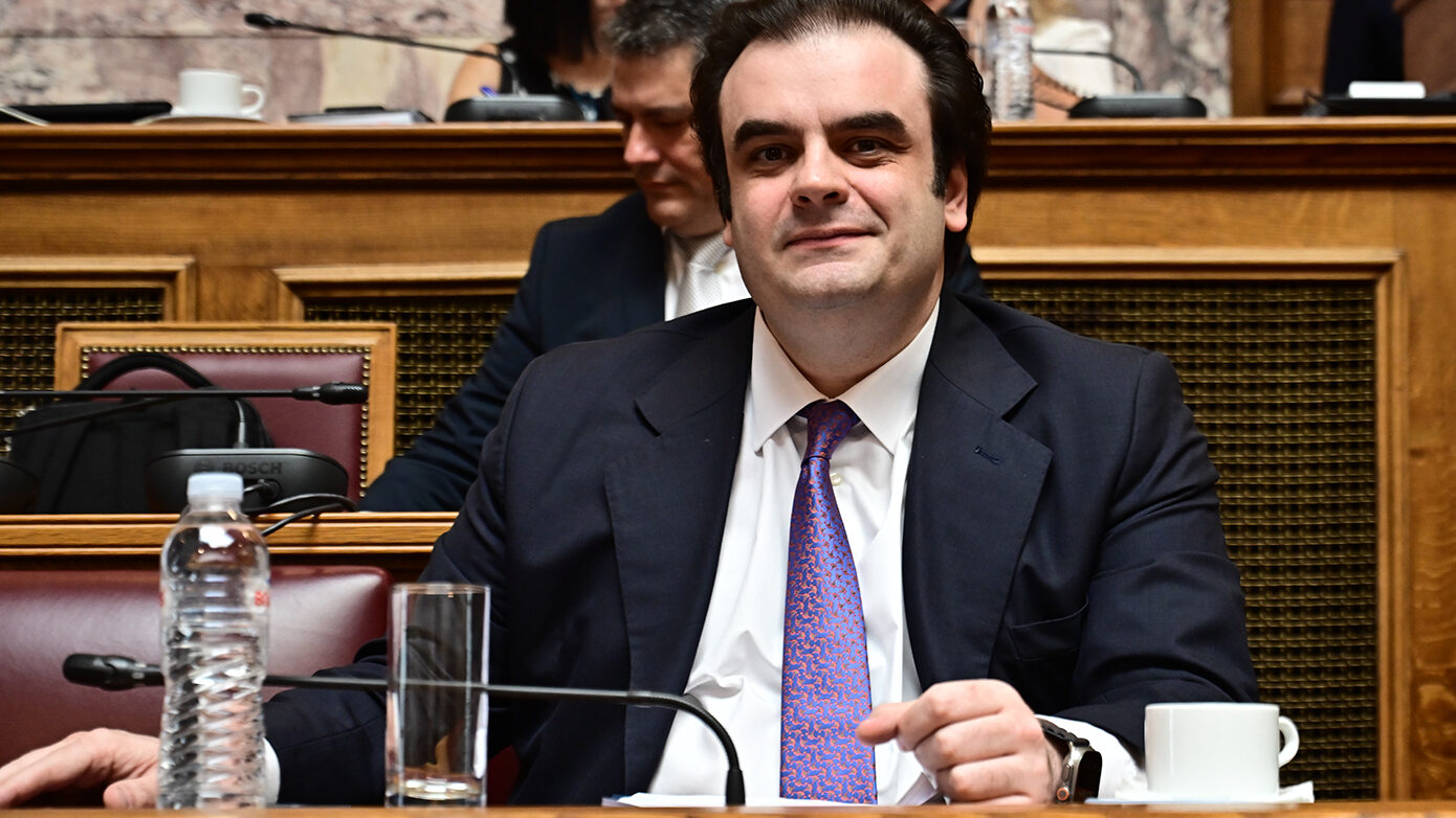 Πιερρακάκης: Νέο πλαίσιο για την καταπολέμηση του παράνομου τζόγου, αυστηρότερες ρυθμίσεις και ποινές για τα ίντερνετ καφέ