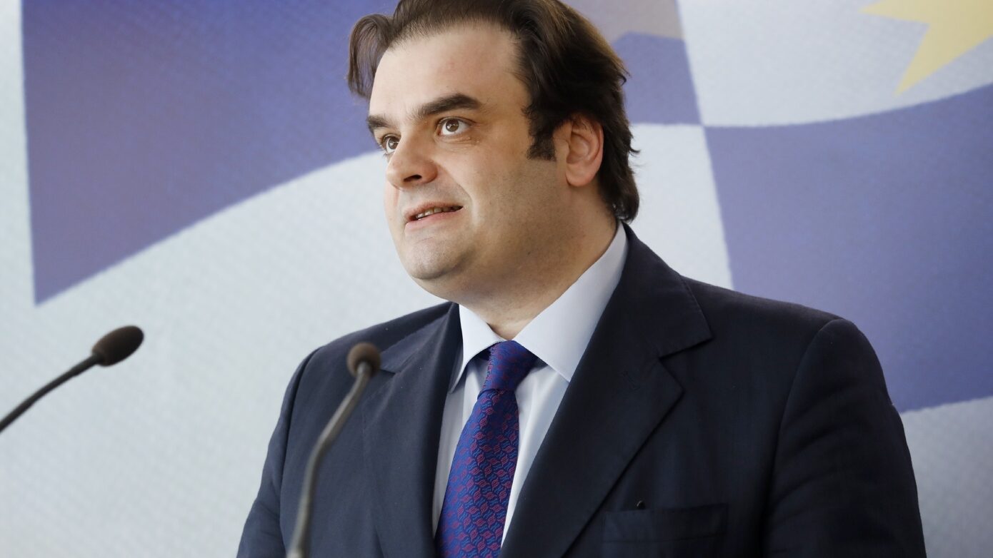 Πώς μεταβάλλονται οι χρεώσεις στα ΑΤΜ – Όλες οι ανακοινώσεις του Πιερρακάκη