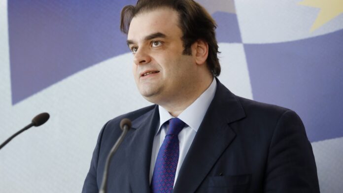 Πώς μεταβάλλονται οι χρεώσεις στα ΑΤΜ – Όλες οι ανακοινώσεις του Πιερρακάκη