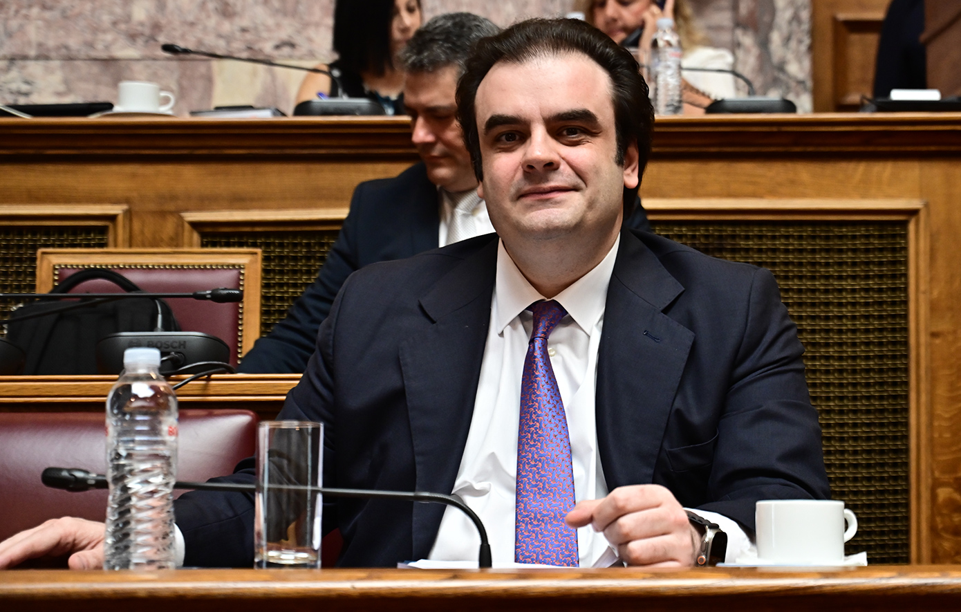 Πιερρακάκης: Νέο πλαίσιο για την καταπολέμηση του παράνομου τζόγου, αυστηρότερες ρυθμίσεις και ποινές για τα ίντερνετ καφέ