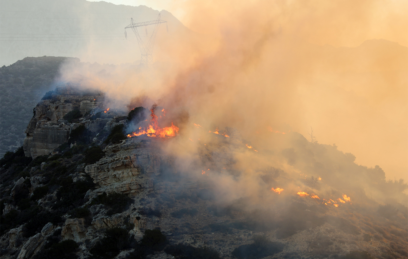 Θεσσαλονίκη: Φλόγες στο εγκαταλελειμμένο στρατόπεδο Ζιάκα