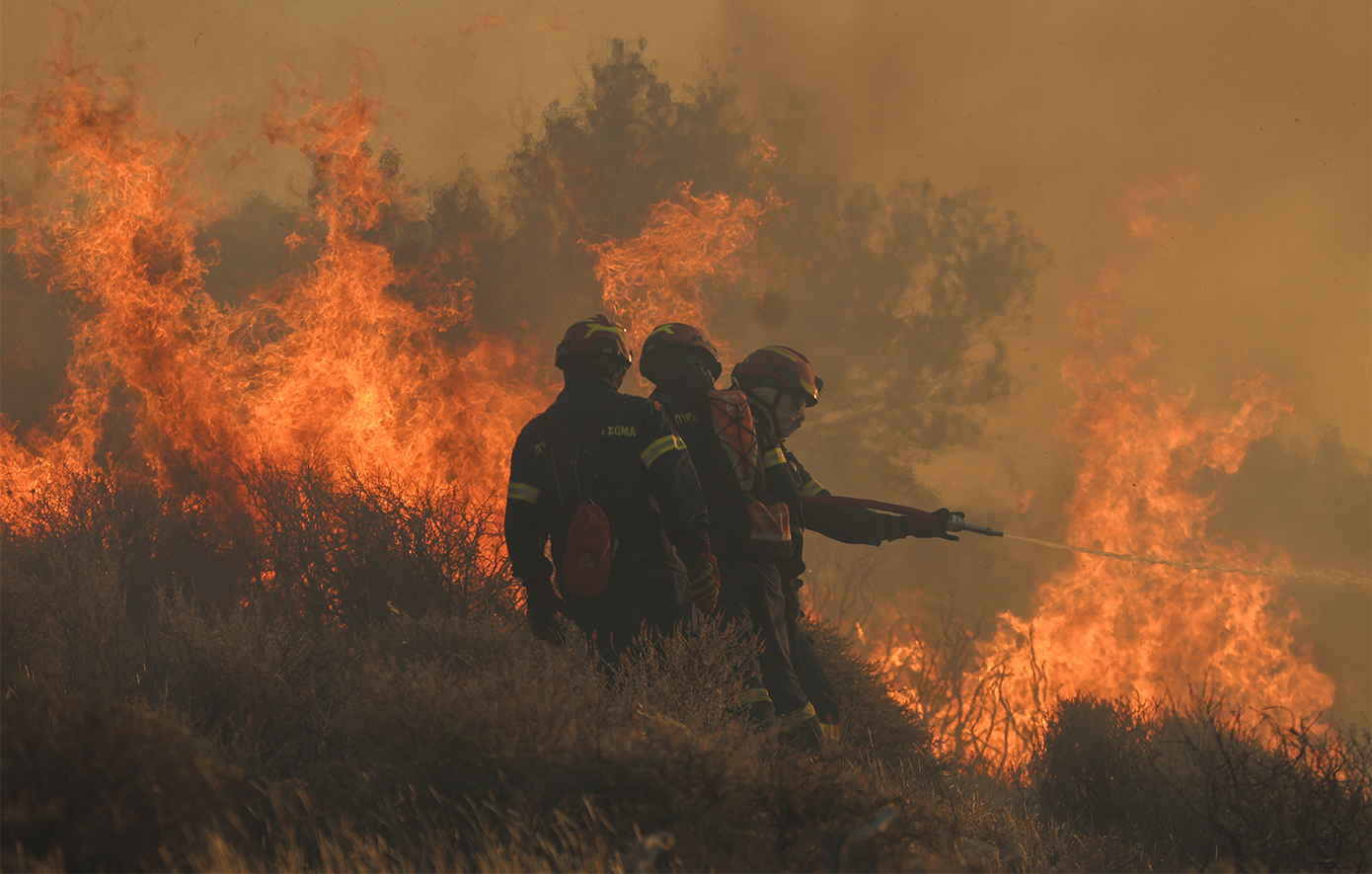 Φωτιά στις Αλυκές Βοιωτίας: Οι φλόγες «έφτασαν» σε σπίτια – Μάχη με τις αναζωπυρώσεις