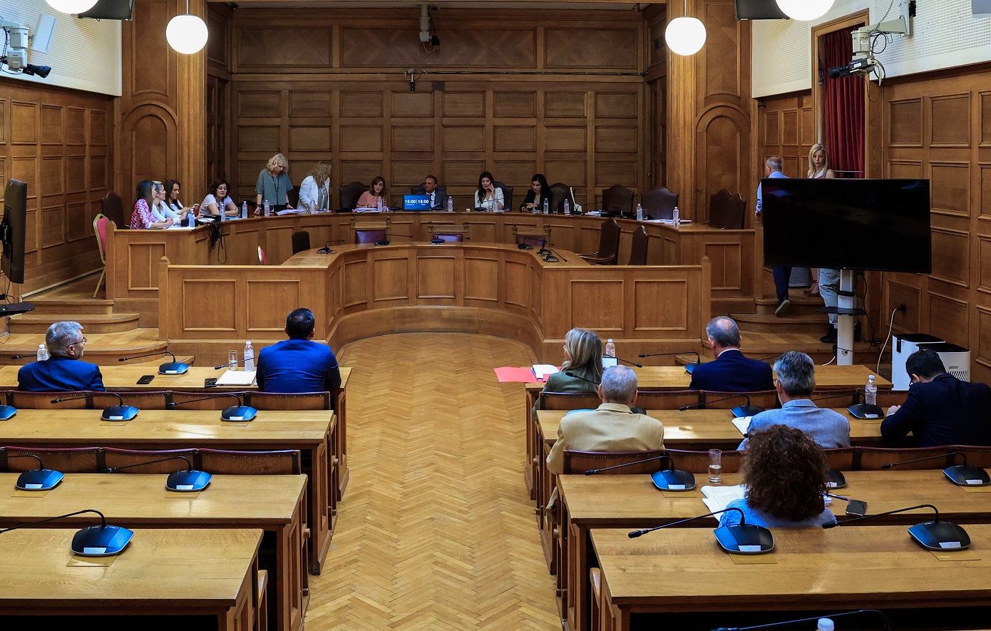 Προανακριτική Τέμπη: Ο ΣΥΡΙΖΑ αποχώρησε από τη συνεδρίαση, καταγγέλλοντας την πλειοψηφία για απόκρυψη