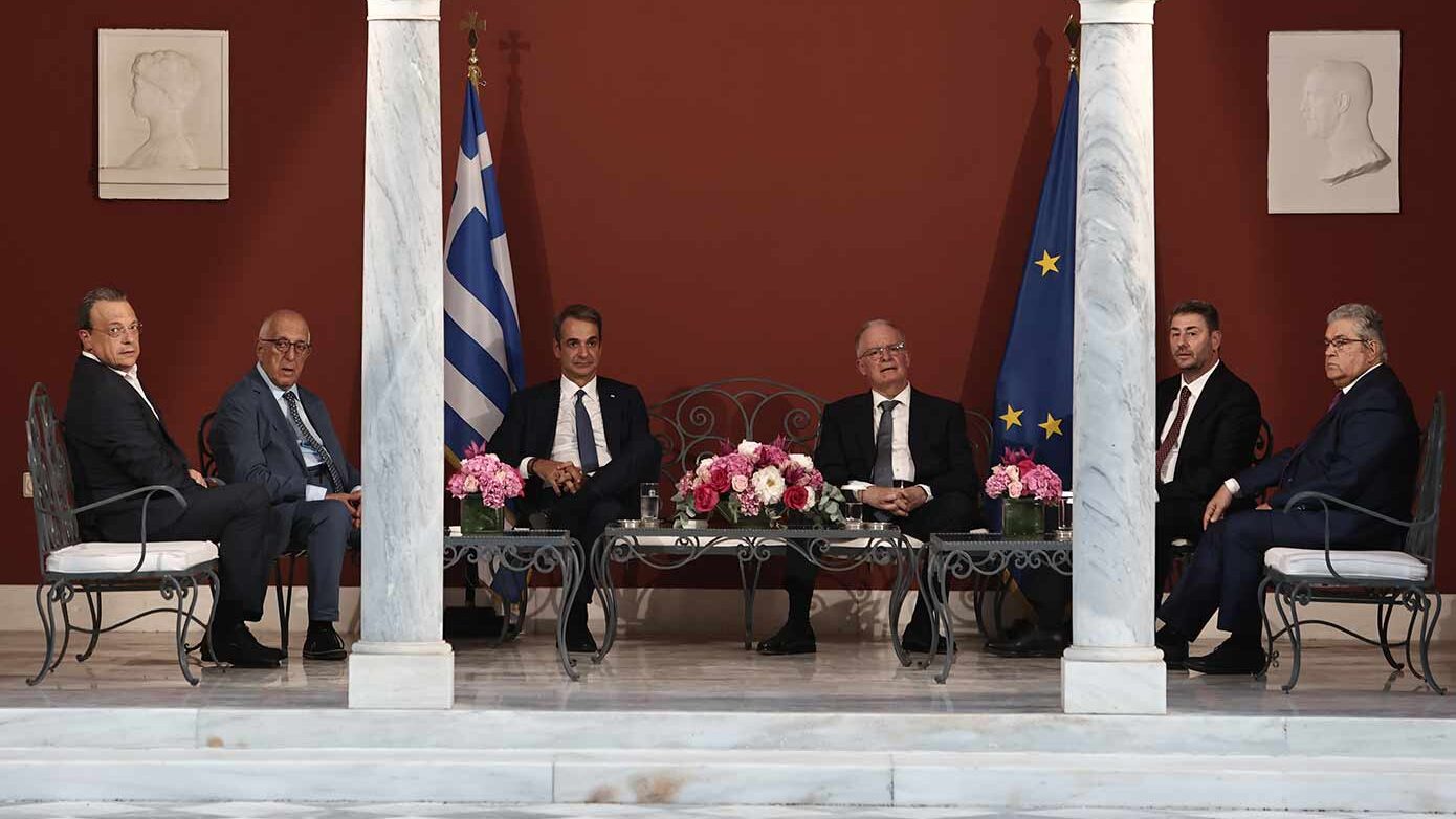 Αμήχανη ατμόσφαιρα στο Προεδρικό Μέγαρο – Μητσοτάκης: Προσβλητική η συνάντηση με συνομιλητές που μας κατηγορούν βάναυσα